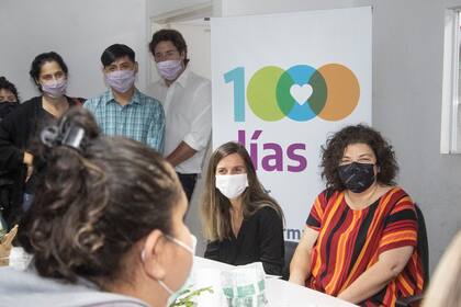 Fernanda Raverta, titular del Anses y Carla Vizzotti, ministra de Salud, en el anuncio de la medida en el Barrio 31