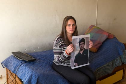 Fernanda sosteniendo la imagen de su agresor, quien podría salir de la cárcel en pocos meses