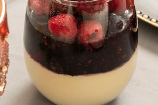 Panna cotta de yerba mate y frutos rojos