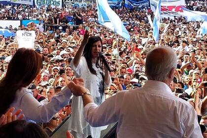 Fernanda Vallejos en un acto con Cristina Kirchner