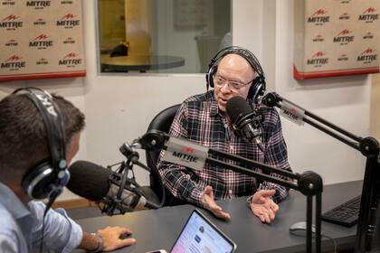 "Una noche, en la que me había sucedido algo feo, llegué a la radio, mal. Estaba angustiado. Así que me esforcé por hacer bromas, mostrarme con el mejor humor. En medio de todo eso, un oyente me preguntó qué me sucedía porque no me notaba bien"