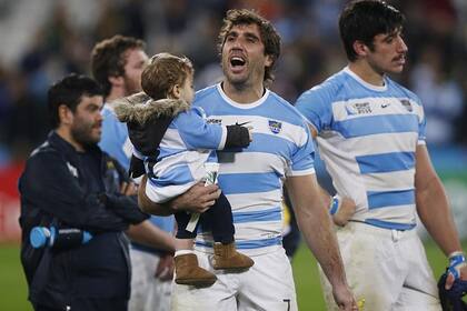 Juan Martín Fernández Lobbe, con su hijo