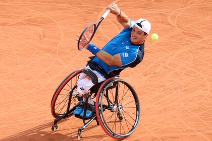 Fernández al servicio, en Roland Garros