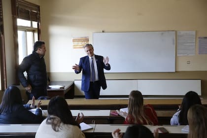 Fernández dictó clases después de que Cristina Kirchner lo ungiera como candidato a presidente