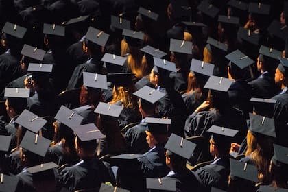 Fernández fue ovacionado de pie por todos los presentes cuando recibió su título a los 85 años