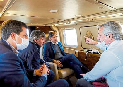 Fernández habla con De Pedro, Máximo Kirchner y Kicillof, durante el vuelo en helicóptero al conurbano