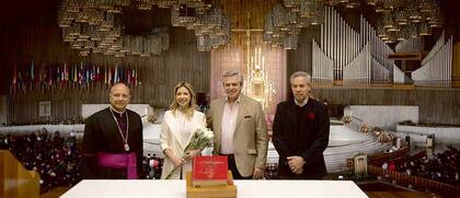 Fernández, junto a su pareja, Fabiola Yáñez, Felipe Solá y monseñor Salvador Martínez Ávila, en la Basílica de la Virgen de Guadalupe