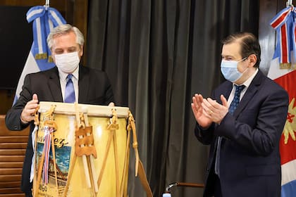 Fernández, junto al mandatario provincial, se trasladaron a la localidad de Amamá, en el departamento Mariano Moreno, donde encabezaron el acto de inicio de la obra del Nuevo Canal de la Patria