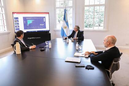 El gobernador Axel Kicillof, el presidente Alberto Fernández y el jefe de gobierno porteño, Horacio Rodríguez Larreta, en la reunión previa a la nueva extensión de la cuarentena