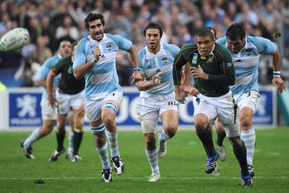 Fernández Lobbe, Hernández y Scelzo persiguen a Bryan Habana durante la semifinal del Mundial 2007; el wing sudafricano fue imparable para los Pumas y apoyó dos tries ese día