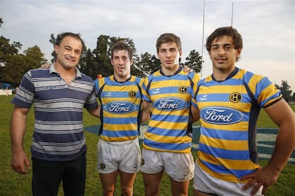 Buenos viejos tiempos I: con Nicolás Fernández Miranda, Lucas Camacho y Felipe Ezcurra, todos medio-scrums de Hindú; con el tiempo, Sebastián pasó a actuar como wing.