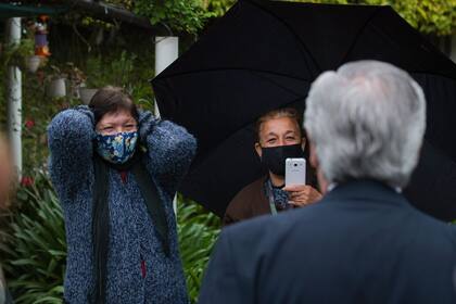 Fernández tomando una selfie a vecinos de Ensenada