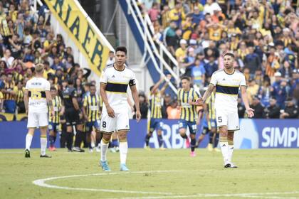 Fernández y Alan Varela fueron partícipes en los cuatro encuentros que afrontó Jorge Almirón en Boca: son una fija y el DT no los cuida de la quinta amonestación en la inminencia de la visita a River.