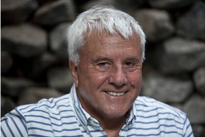 "La carrera me fue empujando a otros andariveles, a encontrar los modelos de Mareco, Cacho Fontana, Carrizo… Tipos que improvisaban, que generaron un trabajo diferente al del locutor que solamente leía", cuenta Dernando Bravo