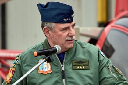 Fernando Mengo, ahora ex jefe de la Fuerza Aérea Argentina, fue desplazado este jueves por decisión del ministro de Defensa, Luis Petri