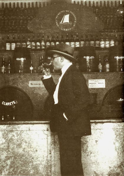 Fernando Pessoa, en un bar de Lisboa