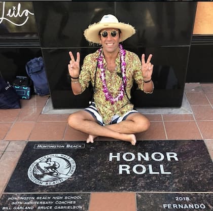 Fernando Aguerre en la baldosa del Paseo de la Fama del Surf, en Huntington Beach, California, donde fue reconocido en 2018 por su destacada trayectoria en el mundo del surf