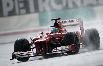 Fernando Alonso, al frente bajo la lluvia en Sepang; con la buena elección de cubiertas en Ferrari, logró un triunfo relevante