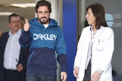 Fernando Alonso al salir del hospital de Barcelona