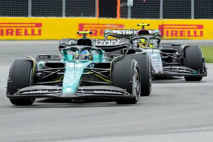 Fernando Alonso (Aston Martin) y Lewis Hamilton (Mercedes) y una batalla que no detiene el tiempo