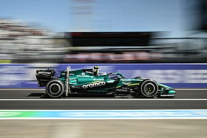 Fernando Alonso, con su Aston Martin en el circuito de Suzuka (Japón)