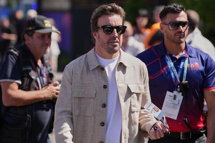 Fernando Alonso de Aston Martin llega al circuito de Albert Park del Gran Premio de Australia
