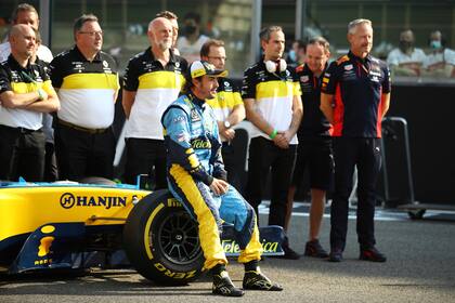 Con el monoplaza y sus colores originales de 2007 y ante reclamos de otras escuderías, Alonso giró en Abu Dhabi con el Renault al que hizo vencedor hace quince años.
