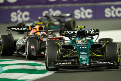 Fernando Alonso superó a Checo Pérez en el primer tramo de la carrera en Jeddah: finalizó tercero, lo bajaron al cuarto puesto por una penalización de 10 segundo y en la madrugada árabe recuperó el podio