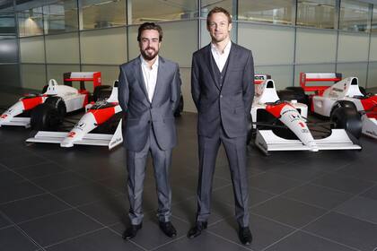 Fernando Alonso y Jenson Button posan junto al McLaren