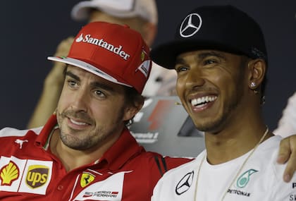 Fernando Alonso y Lewis Hamilton compartieron una temporada en McLaren: la tensa relación provocó la partida del asturiano a Renault, donde cumpliría su segundo ciclo con el equipo francés