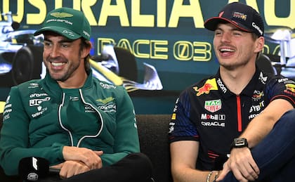 Fernando Alonso y Max Verstappen sonríen en la rueda de prensa en Melbourne 2023; el español defendió hace diez temporadas el desembarco del joven talento en la Fórmula 1