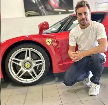 Fernando Alonso y su Ferrari Enzo, que posee desde 2011; el español intentó vender el auto, pero no consiguió comprador.