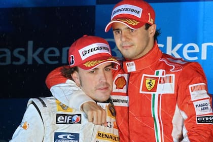 Fernando Alonso ganó aquella carrera, por la que todavía reclama Felipe Massa. Aquí aparecen abrazados, en una escena de esos años