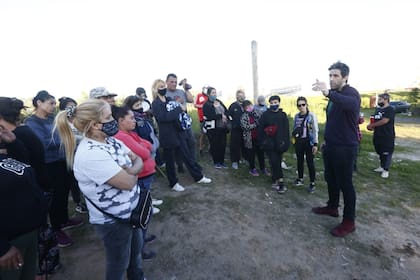 Fernando Amosa, coordinador de acceso a los derechos y a la justicia de las personas privadas de libertad del Ministerio de Justicia y DDHH, conversa con los familiares que se acercaron a las puertas del penal de José León Suárez, en San Martín