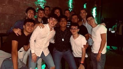 Fernando Baéz Sosa y los amigos que viajaron con él a Villa Gesell