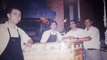 Fernando Ball Llatinas; Cristian Schmidt, Nelson y Carlitos, quien estudiaba abogacía en aquel entonces y era amigo de la infancia de Fernando, hoy es un consagrado letrado de Mar del Plata