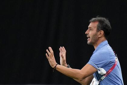 Fernando Batista, un técnico que debió lidiar con las negativas de los clubes para armar el plantel olímpico