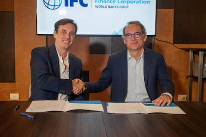 Fernando Bonnet, CEO de Central Puerto, y Alfonso García Mora, vicepresidente de IFC para Europa, América Latina y el Caribe