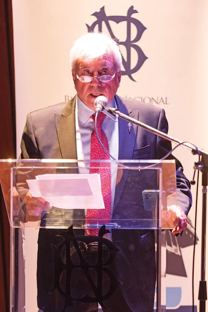 Fernando Bravo condujo la ceremonia en el auditorio Jorge Luis Borges de la Biblioteca Nacional, con un estilo cálido y emotivo. Él, además, informó que Cahen D’Anvers y Jorge Lanata son los primeros miembros honorarios de la Academia Nacional de Periodismo. Lanata recibirá su diploma cuando su salud lo permita.