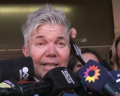 Fernando Burlando con la prensa tras conocerse la sentencia contra el ex de Julieta Prandi