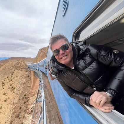 Fernando Burlando viajó en el Tren de las Nubes junto a Barby Franco en su visita a Salta