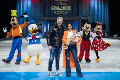 Fernando Burlando y Barby Franco junto a la pequeña Sarah en una de sus primeras salidas al teatro