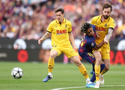 Fernando Calero derriba a Lamine Yamal; el joven delantero suma 29 goles y 29 asistencias en 100 partidos en la primera división blaugrana.