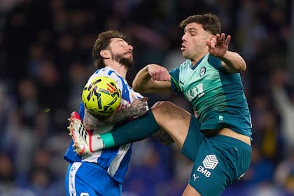 Fernando Calero no puede con Lucas Boyé, una lucha dentro del Alavés-Espanyol