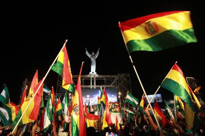 Fernando Camacho fue acorralado por seguidores del presidente de Bolivia