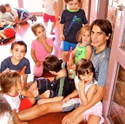 Fernando Champomier y una postal de comienzos de siglo, como profesor de Educación Física en nivel inicial