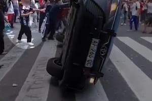 Fernando David Yurquina, durante la destrucción del patrullero de la Policía de la Ciudad en las inmediaciones del Congreso