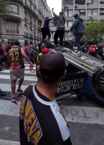 Fernando David Yurquina, durante la quema del patrullero de la Policía de la Ciudad cerca del Congreso