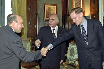 Fernando de la Rua hace la presentacion protocolar del ministro de Economía argentino Domingo Cavallo y Robert Zoellick representante comercial de Estados Unidos, el 06 de abril de 2001