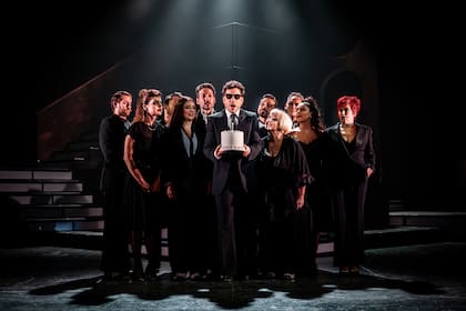 Fernando Dente y el elenco de Company en una de las escenas de este elogiado musical